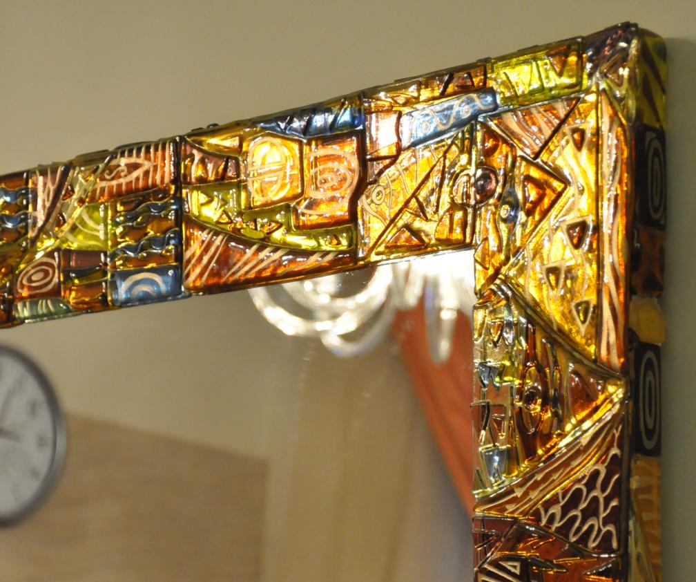 Декоративная рама для зеркала изготовлена по технологии фьюзинг из витражного стекла